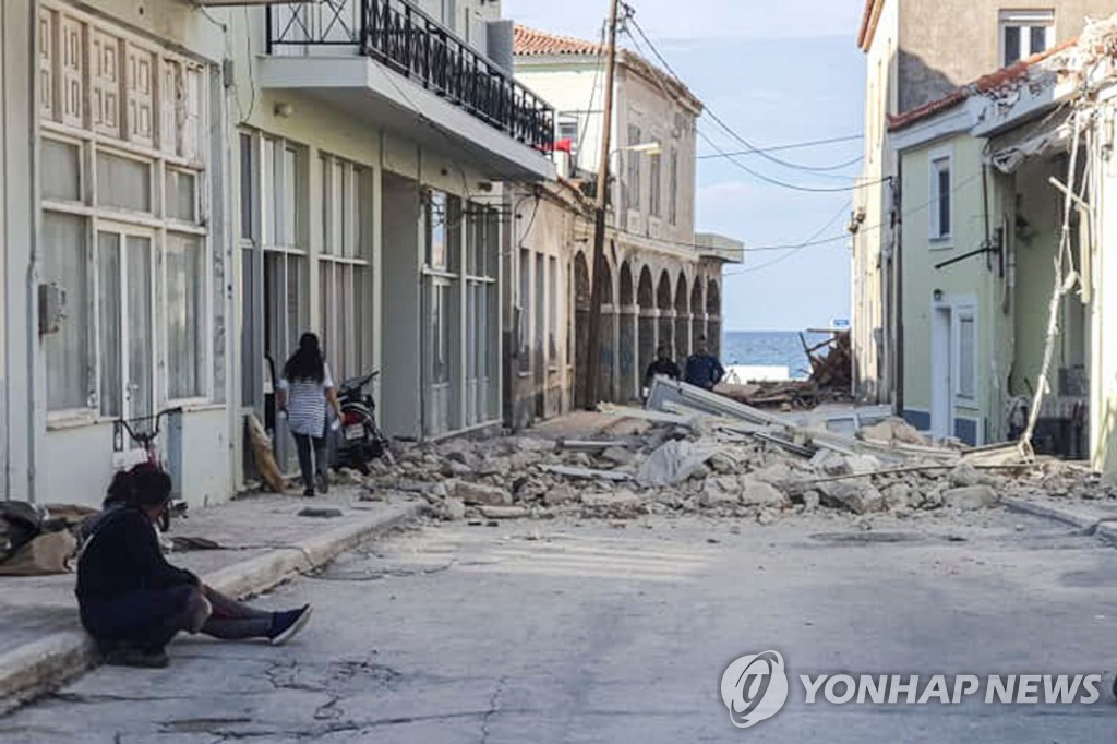 30일(현지시간) 발생한 강진으로 파괴된 그리스 사모스섬 주택가 모습. [AFP=연합뉴스]