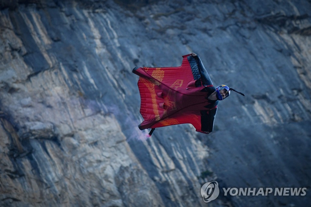 CHINA-LIFESTYLE-SPORT-WINGSUIT