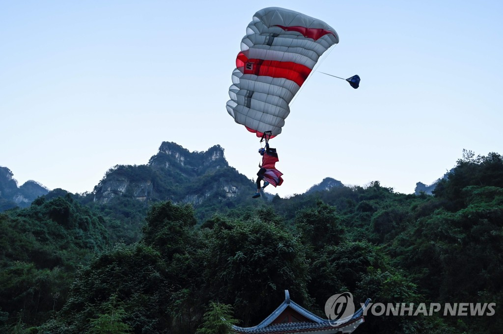 CHINA-LIFESTYLE-SPORT-WINGSUIT