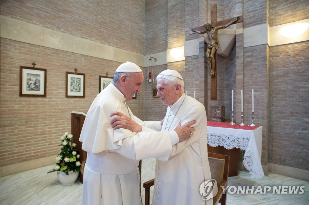 프란치스코 교황(왼쪽)과 베네딕토 16세. [AFP=연합뉴스 자료사진]