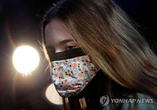 미국 버지니아주에서 한 여성이 마스크 두 장을 겹쳐 착용하고 있다.