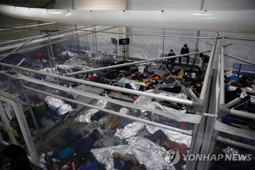 미국 텍사스주 도나의 미성년 이민자 수용시설에서 잠을 자는 아이들.