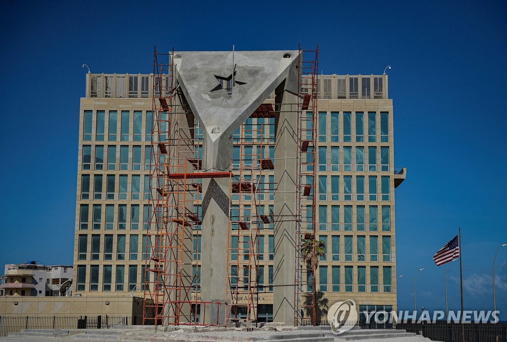 쿠바 아바나 미국 대사관 앞에 설치되는 대형 국기 조형물