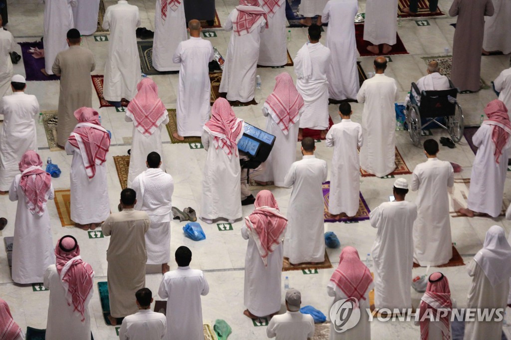 저녁 기도 하는 무슬림들