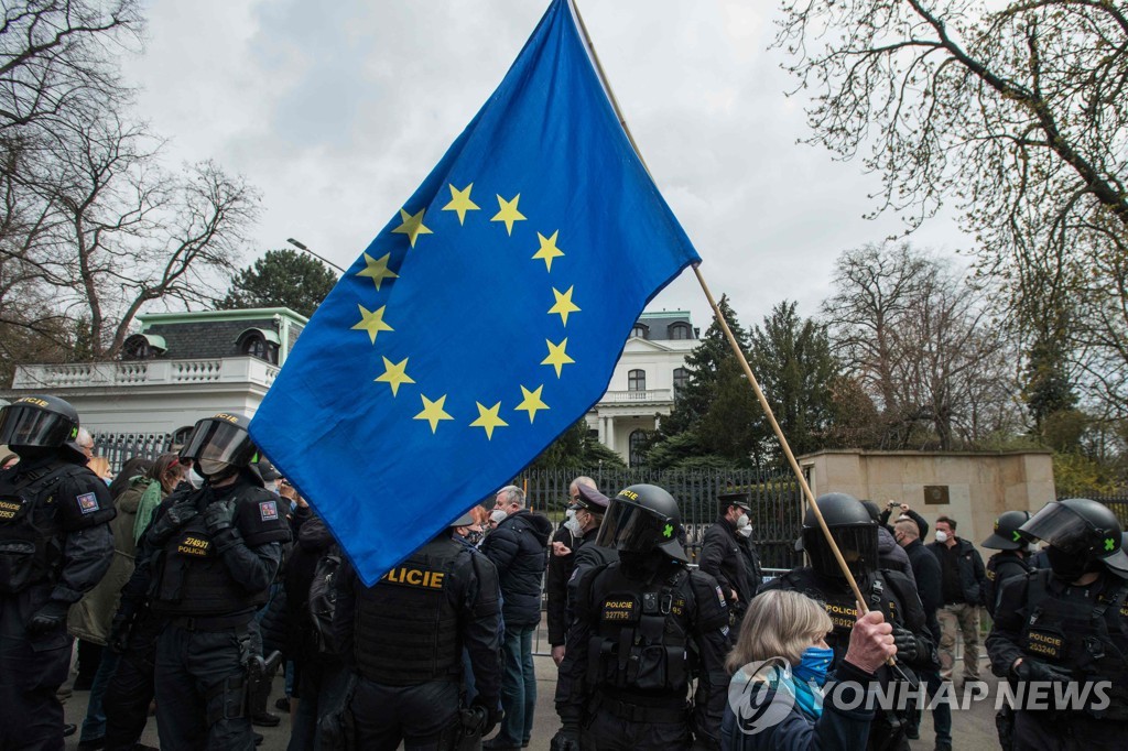 체코 주재 러시아 대사관 앞에서 펼쳐진 반러시위[AFP=연합뉴스]