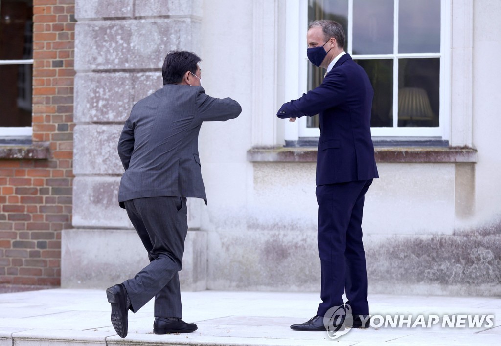 G7 회의기간 양자회담을 위해 만난 자리에서 팔꿈치 인사하는 모테기 도시미쓰 일본 외무상과 도미닉 라브 영국 외무장관 