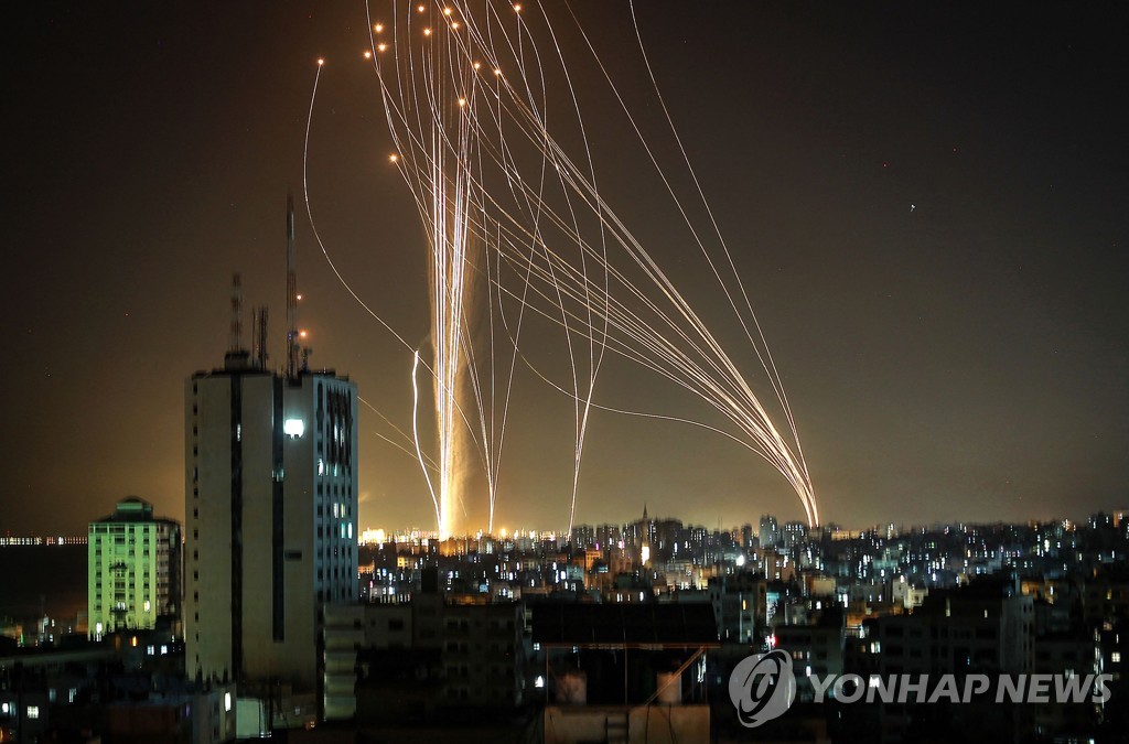 11일(현지시간) 팔레스타인 무장정파 하마스가 가자지구에서 쏜 로켓포를 이스라엘이 미사일방어체계 아이언돔을 이용해 요격하려는 모습. [AFP=연합뉴스]