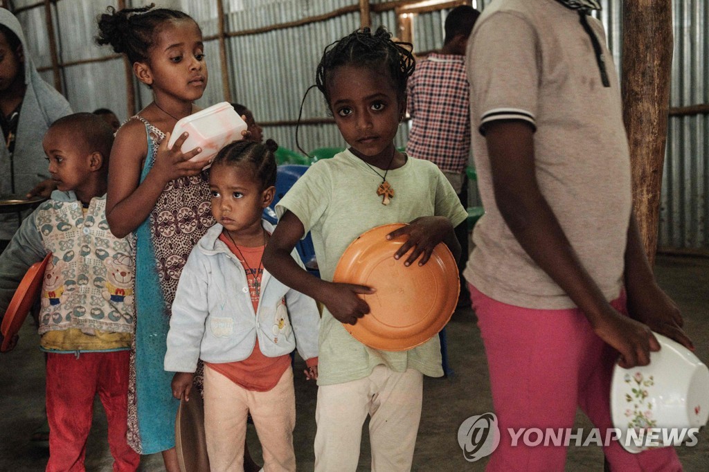 지난 23일(현지시간) 내전이 한창인 에티오피아 티그라이주 메켈레에서 봉사 단체의 식량 배급을 기다리는 어린이들 