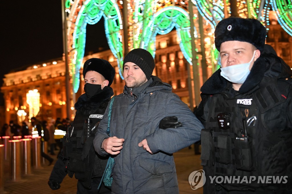 시위 중 경찰에 연행되는 모스크바 시민