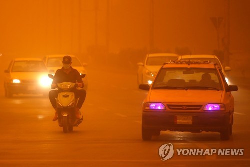 모래 폭풍 덮친 이라크 바그다드