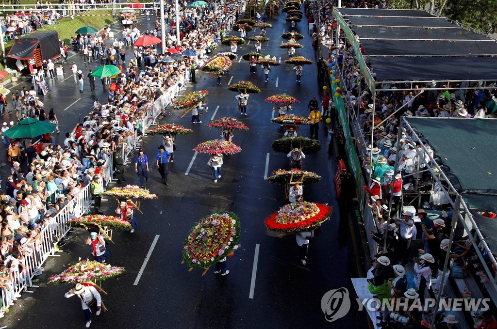 COLOMBIA-PARADE-FLOWERS-SILLETEROS
