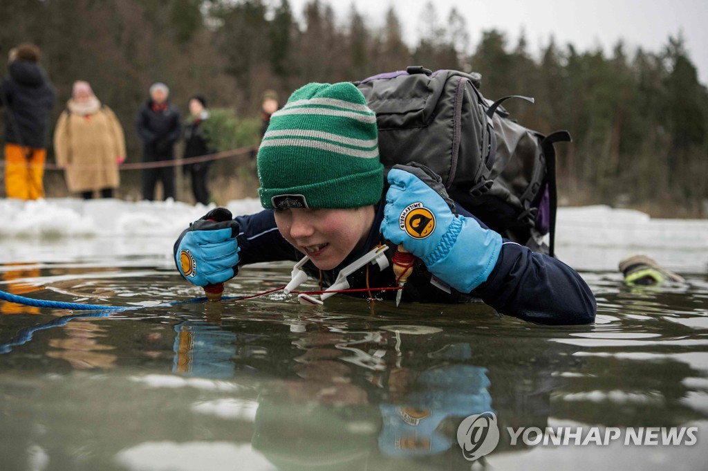 SWEDEN-ICE-TRAINING-HEALTH