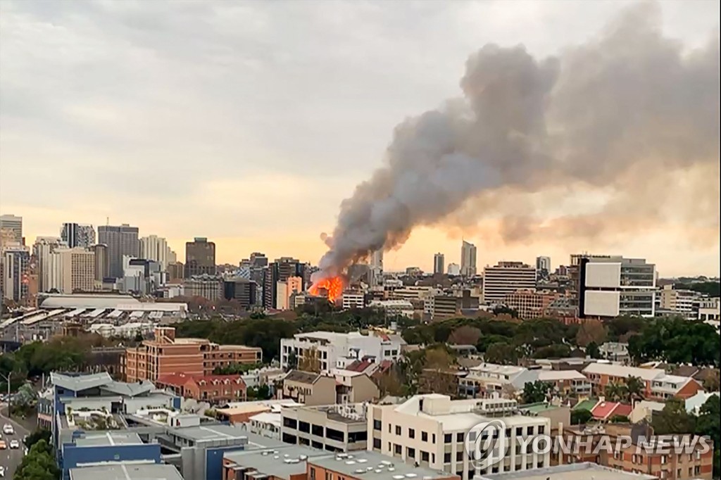 TOPSHOT-AUSTRALIA-BUILDING-FIRE