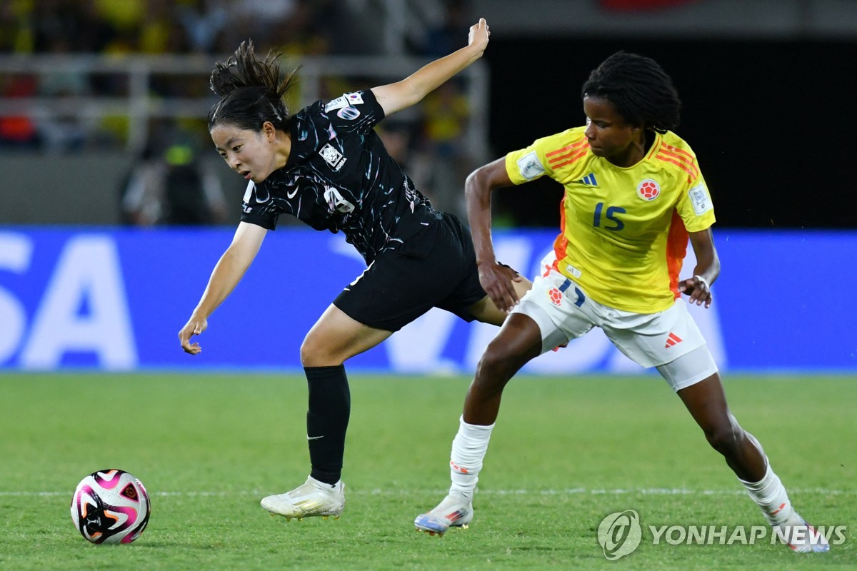 In this AFP photo, Yang Da-min of South Korea (L) battles Karla Torres of Colombia for the ball during the teams' round of 16 match at the FIFA U-20 Women's World Cup at Estadio Olimpico Pascual Guerrero in Cali, Colombia, on Sept. 11, 2024. (Yonhap)