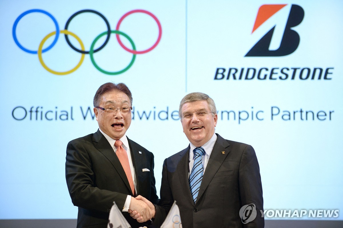 2014년 IOC와 후원 계약 당시 쓰야 마사아키 브리지스톤 회장과 토마스 바흐 IOC 위원장