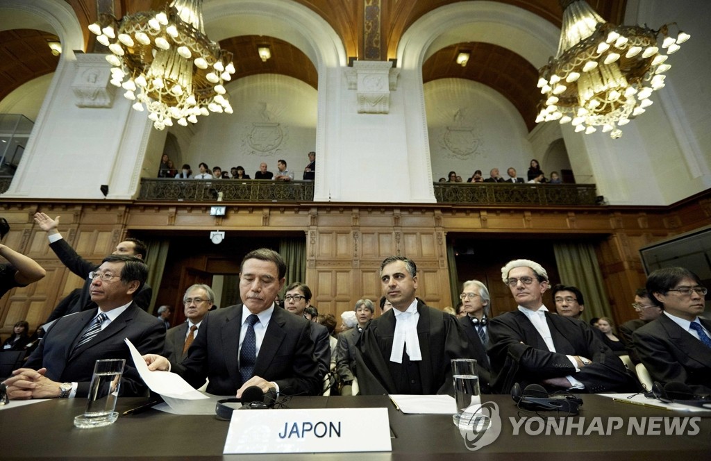 국제사법재판소 재판정에 자리한 일본측 관계자들 (EPA=연합뉴스)
