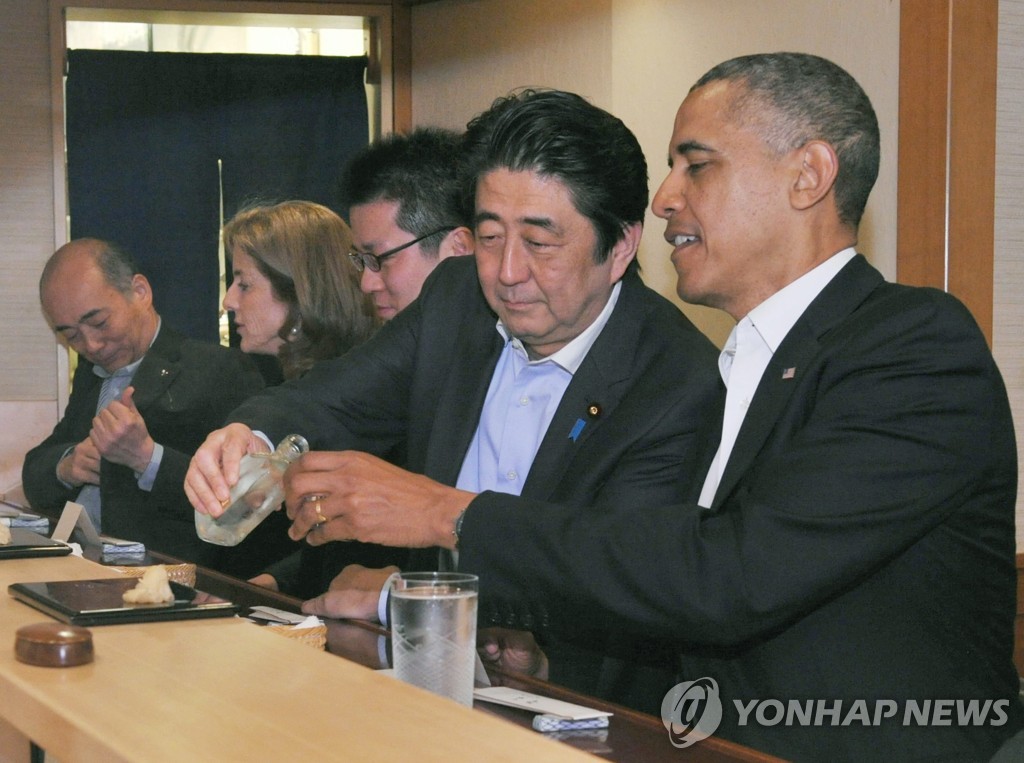 2014년 오바마 미국 대통령이 아베 신조 일본 총리와 스키야바시 지로에서 식사하고 있다.