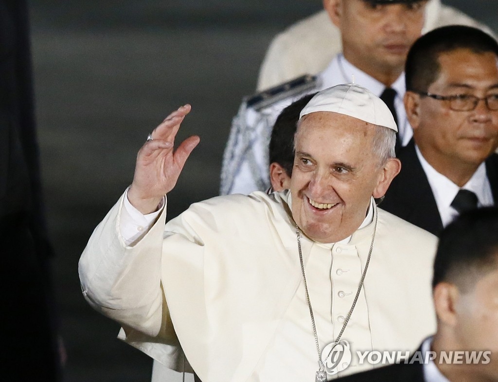 프란치스코 교황이 15일(현지시간) 아시아 최대 가톨릭 국가인 필리핀에 도착했다. (EPA=연합뉴스)