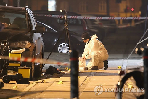 총격사건이 발생한 크루퇸덴 카페 주변에서 14일(현지시간) 감식요원들이 채증작업을 벌이고 있다. (EPA=연합뉴스)
