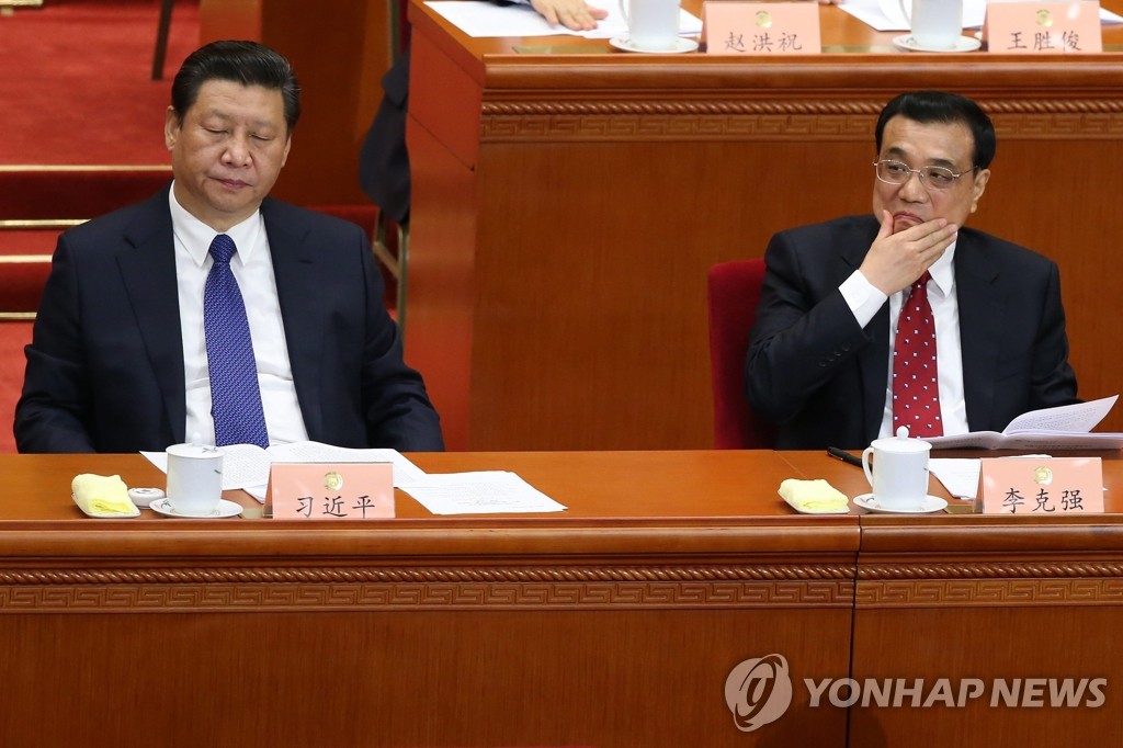 베이징 인민대회당에 앉아있는 시진핑 중국 국가주석(왼쪽)과 리커창 중국 총리 (EPA=연합뉴스)