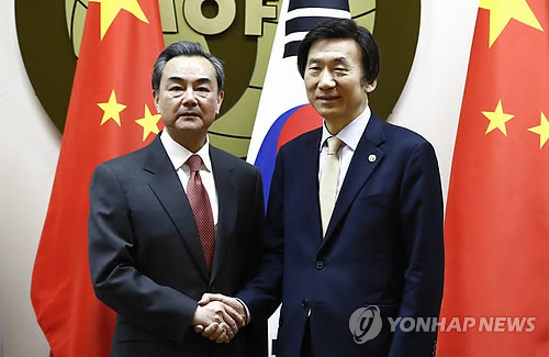 윤병세 외교부 장관(오른쪽)과 왕이(王毅) 중국 외교부장 (연합뉴스 자료사진)