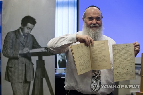 알베르트 아인슈타인이 1세기 전 주장한 중력파의 존재를 과학자들이 확인했다. (EPA=연합뉴스)