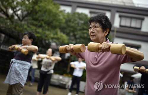 단체 체조하는 일본 고령자들