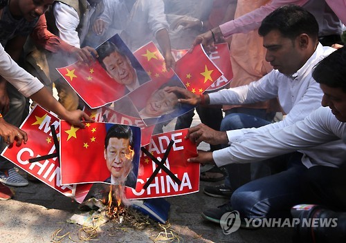 지난해 10월 인도 뉴델리에서 힌두 민족주의 단체 스와데시 자르간 만치(SJM)가 중국산 제품 불매를 주장하며 시진핑 중국 국가주석이 그려진 포스터 등을 불태우고 있다.[EPA=연합뉴스 자료사진]