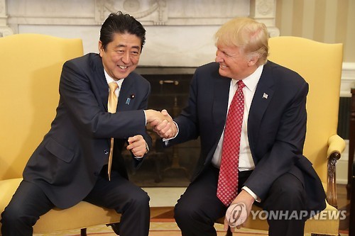 악수하는 아베 신조 일본 총리(왼쪽)과 도널드 트럼프 미국 대통령[EPA=연합뉴스]