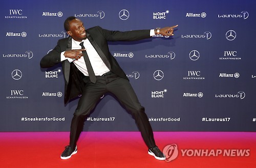 우사인 볼트가 라우레우스 스포츠대상 시상식에서 포즈를 취하는 모습