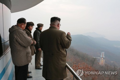 북한, '美본토 타격' ICBM 엔진 완성단계…발사 임박한 듯