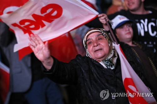국민투표 승리를 기뻐하는 개헌 지지자들