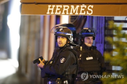 총격전 발생한 파리 샹젤리제거리의 경찰