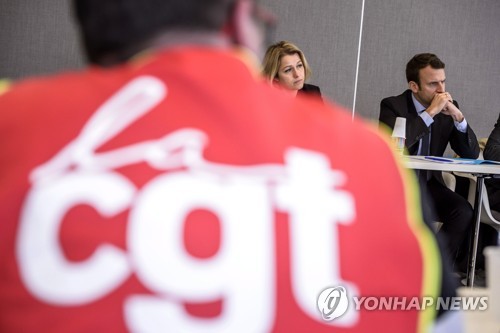 대선 기간에 월풀 노조 대표들과 회동한 마크롱