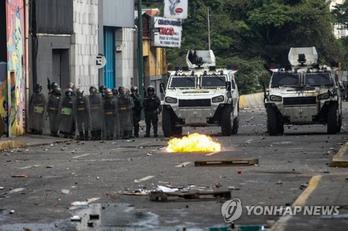'불타는' 베네수엘라, 제헌의회 강행에 격렬 시위 [EPA=연합뉴스 자료사진]