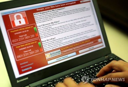 대만에서 한 프로그래머가 랜섬웨어 사이버 공격 사례를 보여주는 모습