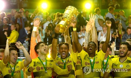 우승컵 들어 올리는 도르트문트
