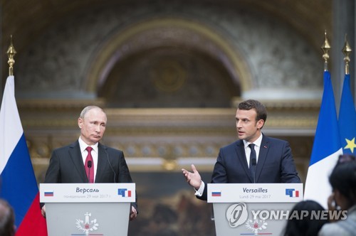 베르사유 궁에서 정상회담 후 기자회견 하는 푸틴(좌)과 마크롱 대통령
