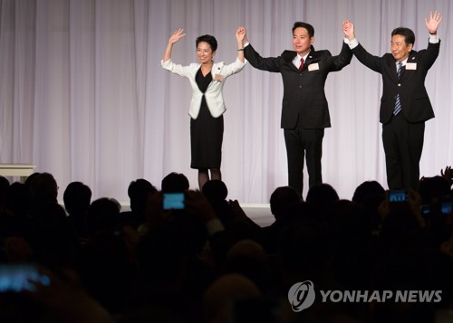 렌호 전 민진당 대표(왼쪽)와 마에하라 대표(가운데)