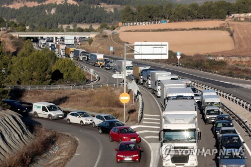  도로 점거 시위로 정체 빚어진 바르셀로나 간선도로