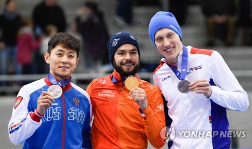 유럽선수권대회 500ｍ 은메달 획득한 빅토르 안(왼쪽)