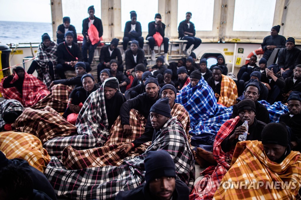 난민구조 NGO 'SOS 메디테라네'가 구조한 리비아 난민들[EPA=연합뉴스 자료사진]