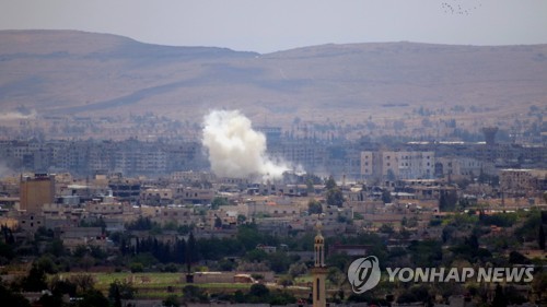 폭격으로 연기 피어오르는 시리아 다마스쿠스