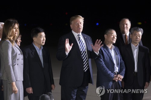 북한에서 석방된 한국계 미국인들을 맞이하기 위해 공항에 나온 트럼프 대통령
