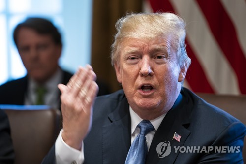 각료회의서 발언하는 트럼프