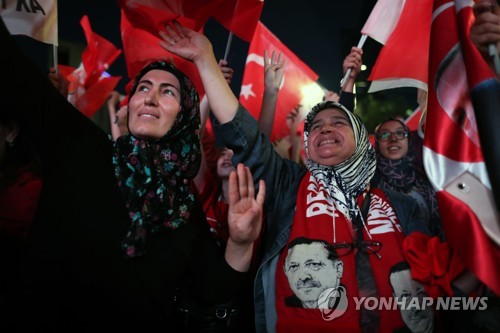선거 결과에 환호하는 에르도안 터키 대통령 지지자들
