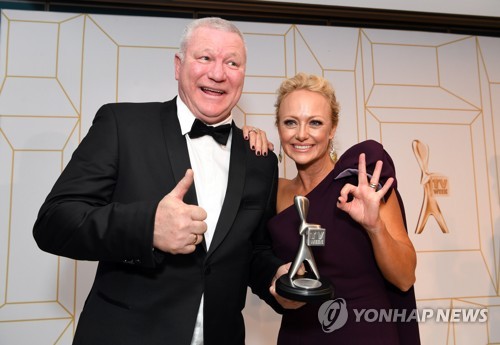 2018년 호주 TV 로기 시상식에 나온 '더 블록' 진행자 스콧 캠(좌)