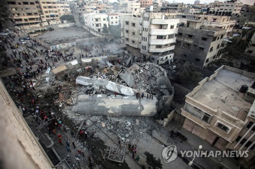 9일 팔레스타인 무장정파 하마스가 통치하는 가자지구의 한 건물이 이스라엘의 공습으로 파괴된 모습. [EPA=연합뉴스]