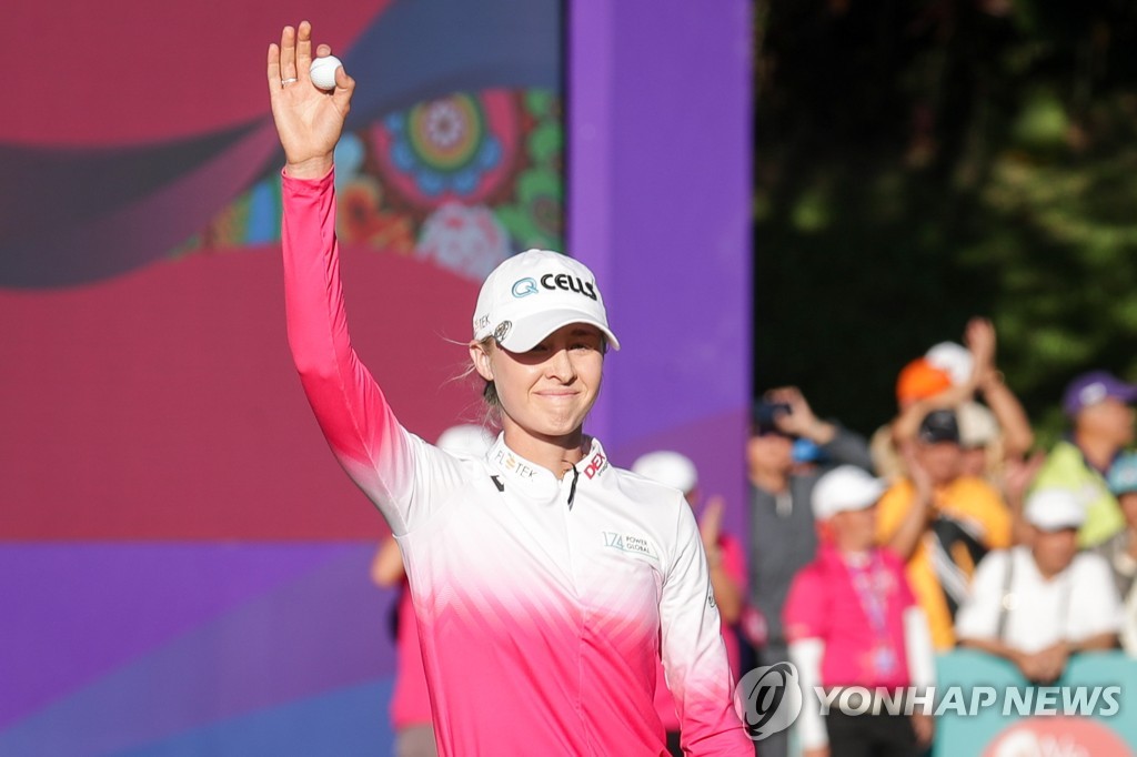 우승 확정 후 기뻐하는 넬리 코르다
