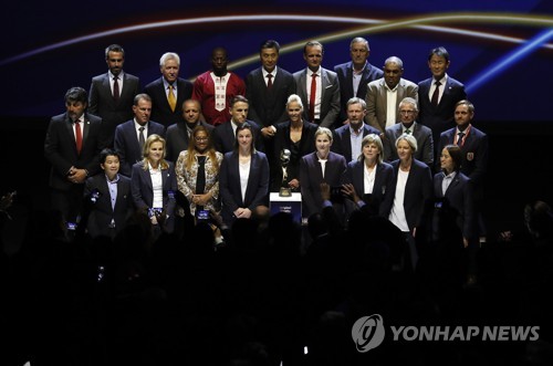 2019 프랑스 여자월드컵에 출전하는 24개국 사령탑들. 오른쪽 맨위가 윤덕여 감독.